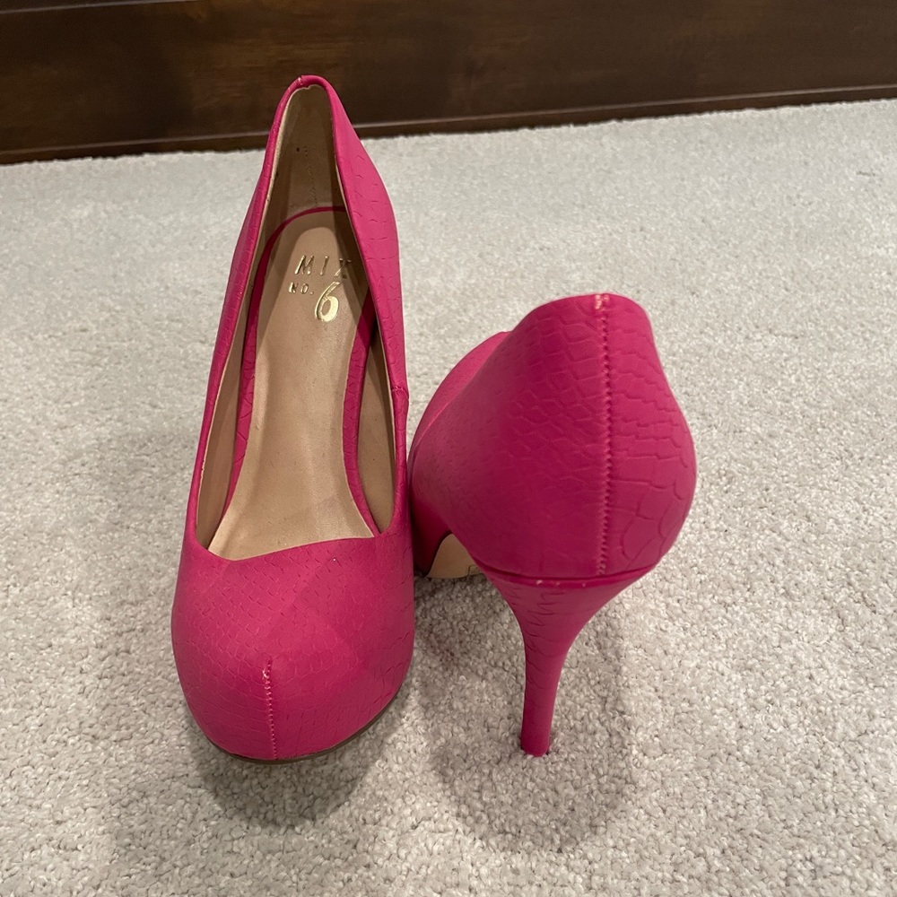 Mix No. 6 Hot Pink Faux Snakeskin Pumps (Size 8)